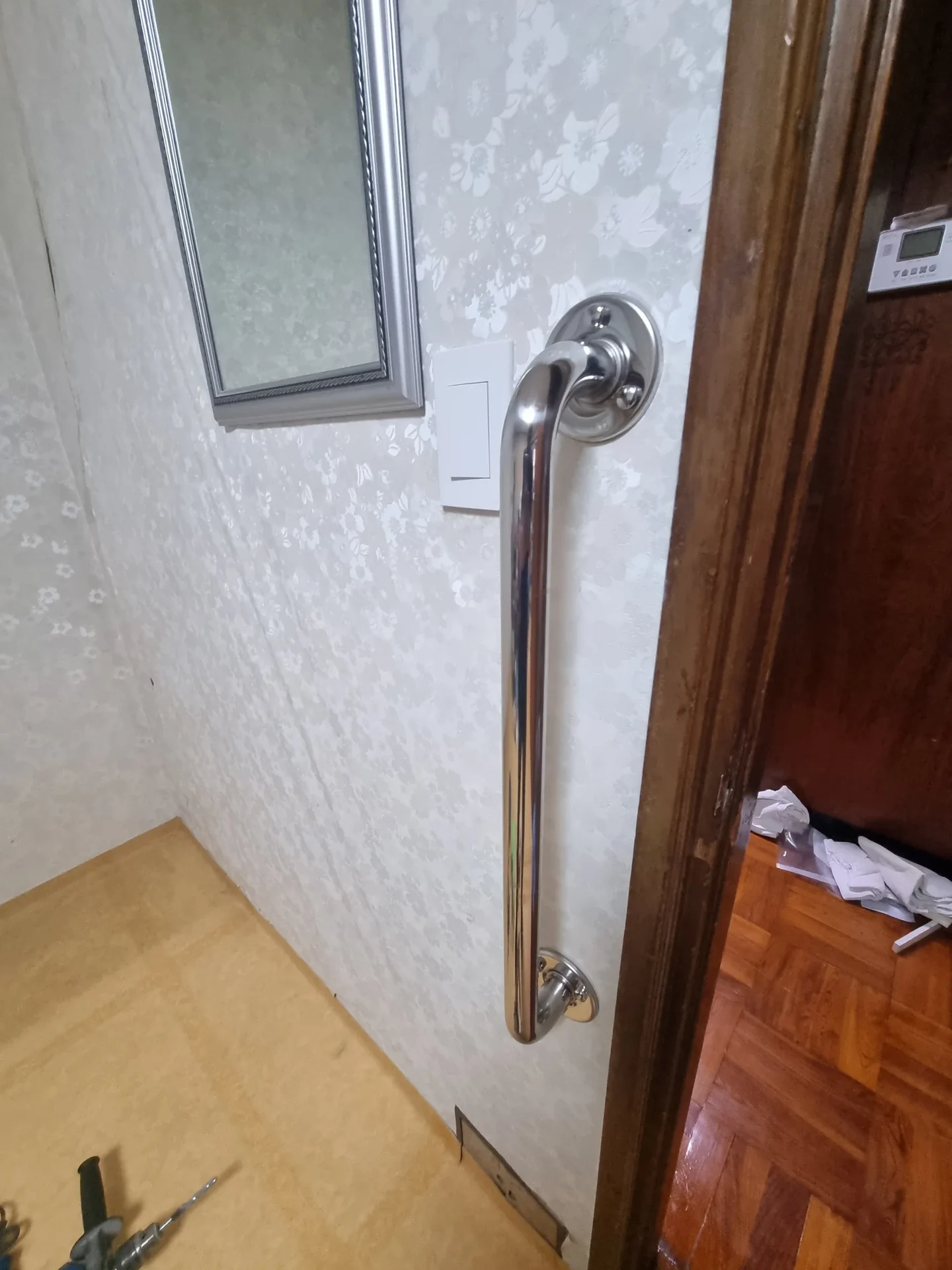 현관 안쪽 복도 안전손잡이 시공 현장