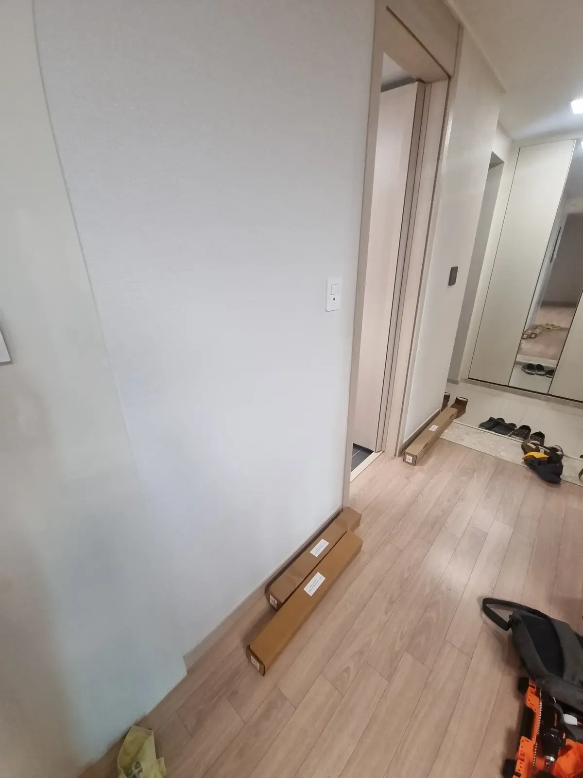 현관 안쪽 현관안전손잡이 시공 사례 시공 전
