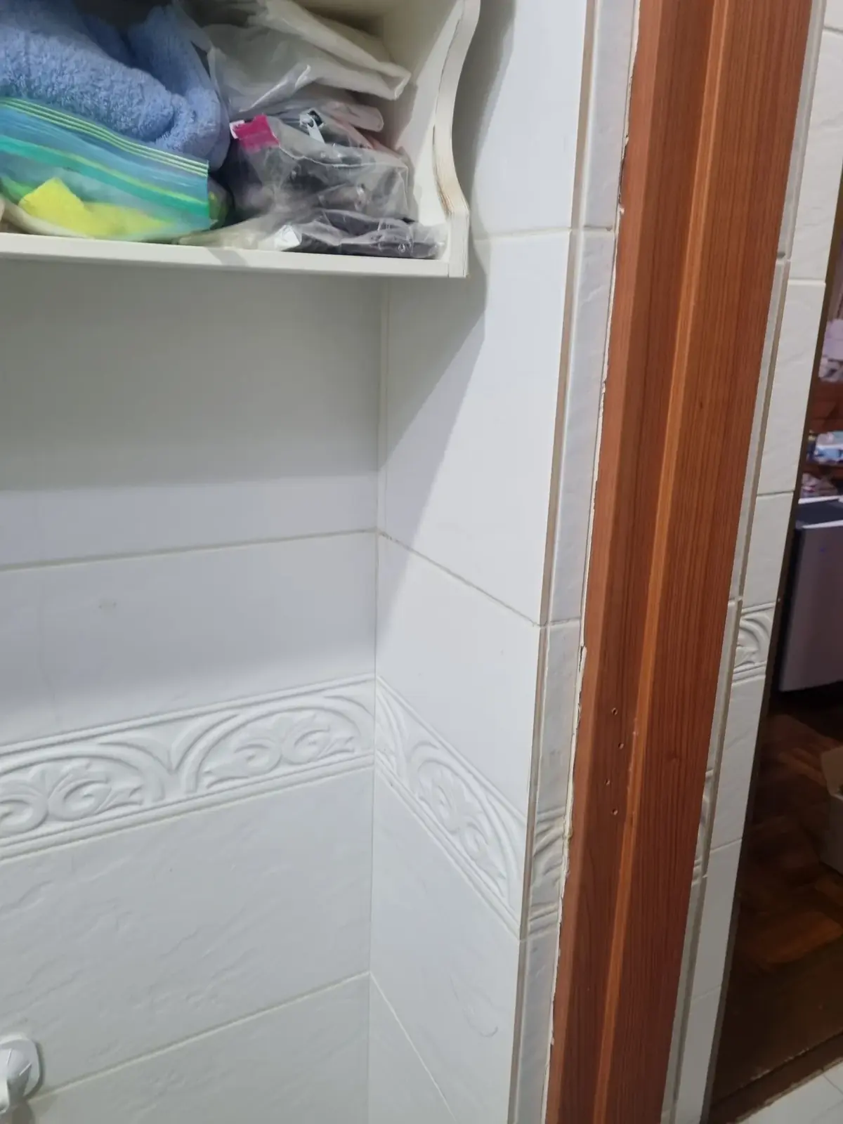 화장실 출입문 옆 화장실안전손잡이 설치 시공 전