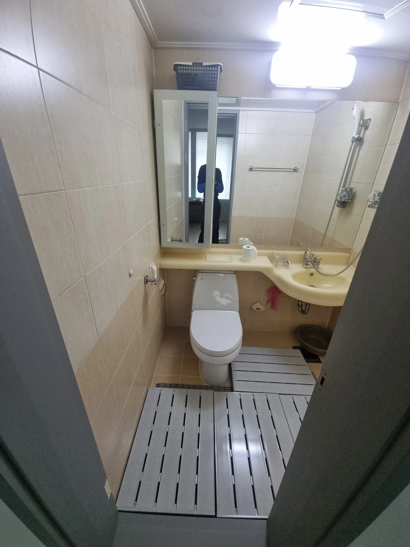 샤워 공간 벽면 욕실안전손잡이 시공