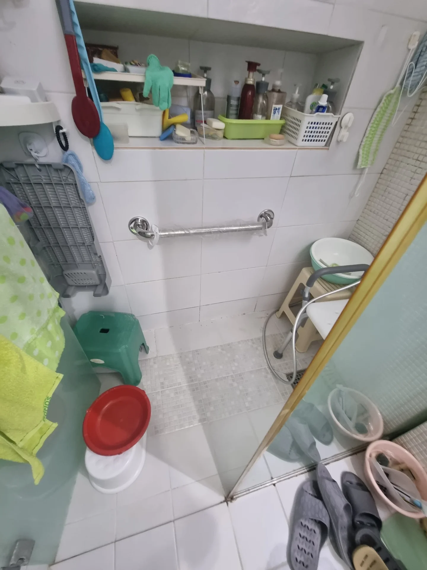 샤워부스 안쪽 욕실안전손잡이 시공