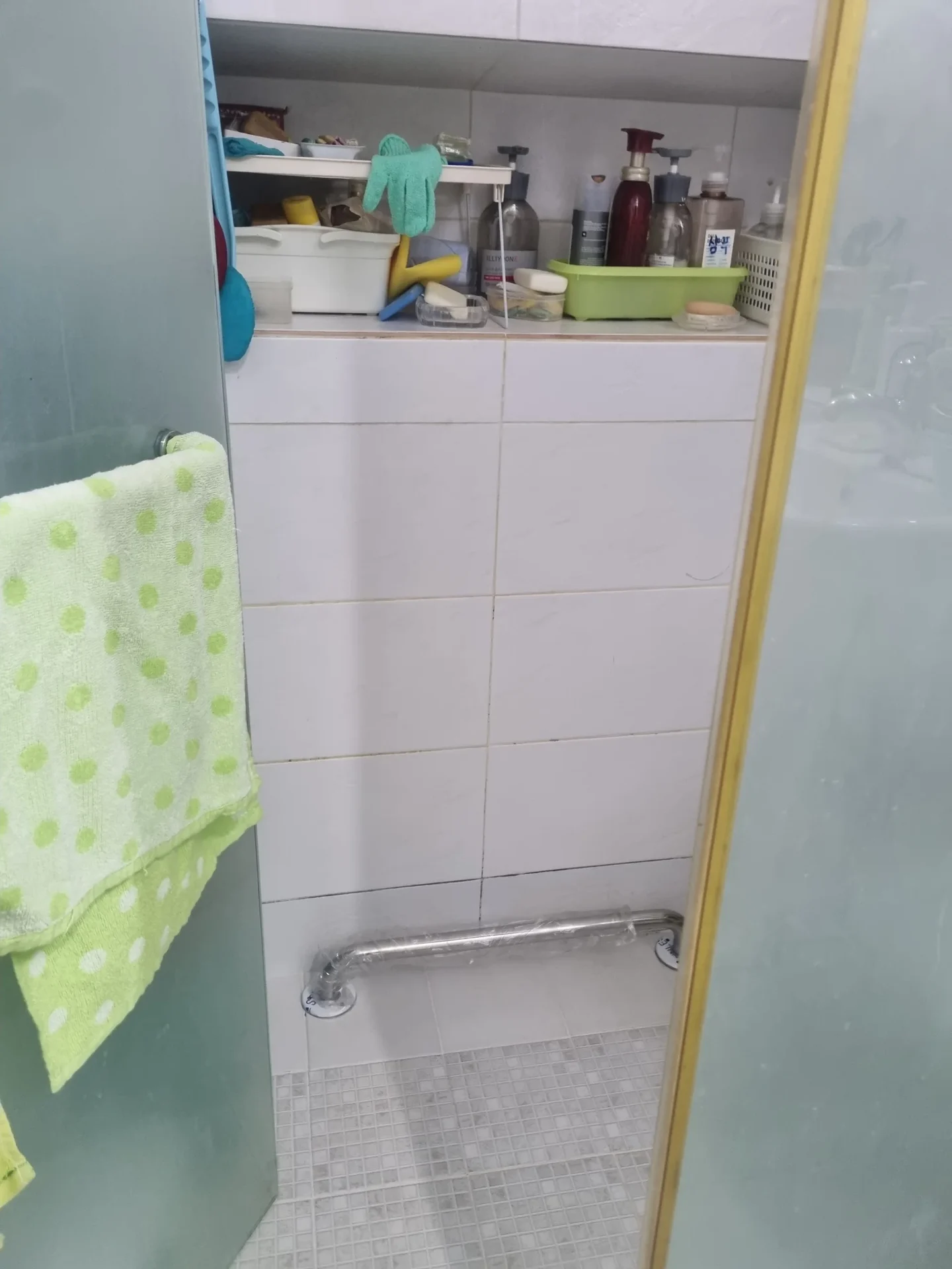 샤워 니치 아래 욕실안전손잡이 설치